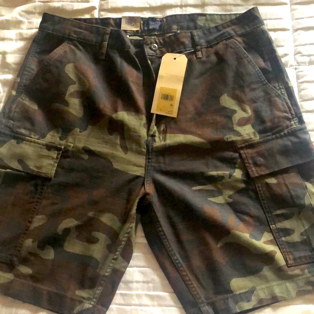 Never worn Men’s Levi’s camo cargo shorts